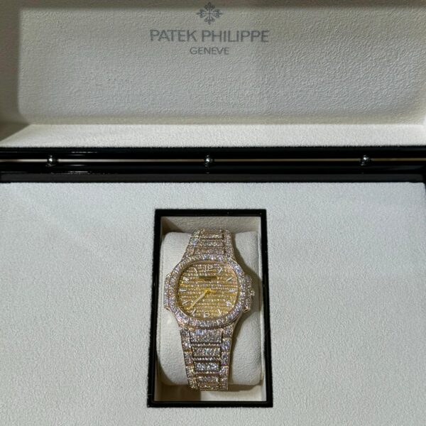 Patek Philippe 35.2mm 7118/1450R Nautilus ''Ladies Automatic'' Self-Winding Rose Gold Paved With Diamonds - Image 3