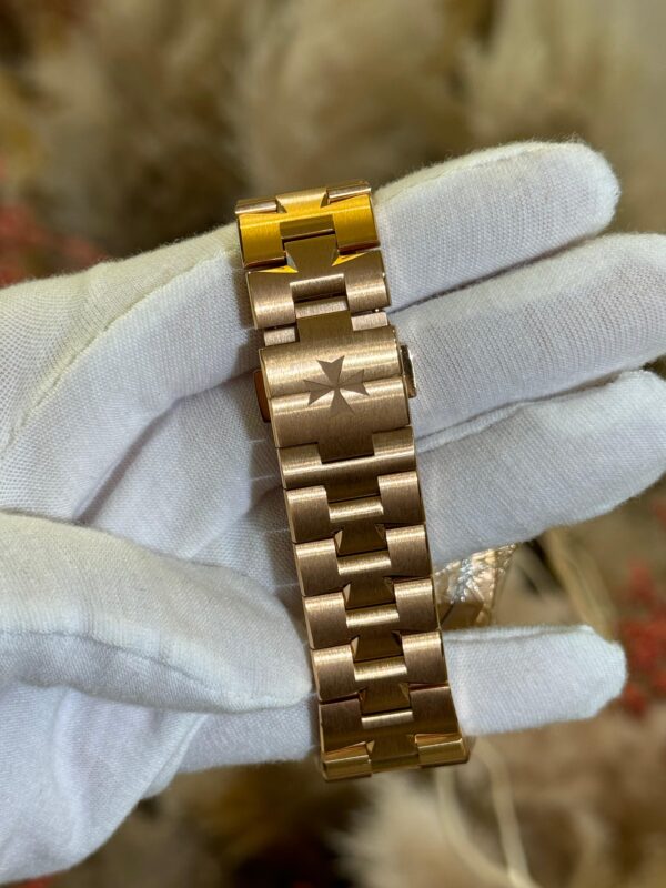 Vacheron Constantin 34.5mm 4600V/200R-B979 Overseas Rose Gold Sunburst Satin-Finished Lacquered Blue Dial - Image 3