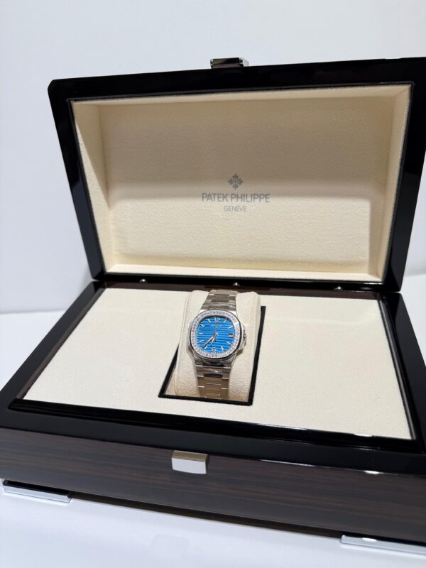 Patek Philippe Ladies' Nautilus 32mm 7010/1G Quartz Movement Azure Blue Dial White Gold Bracelet - Image 3